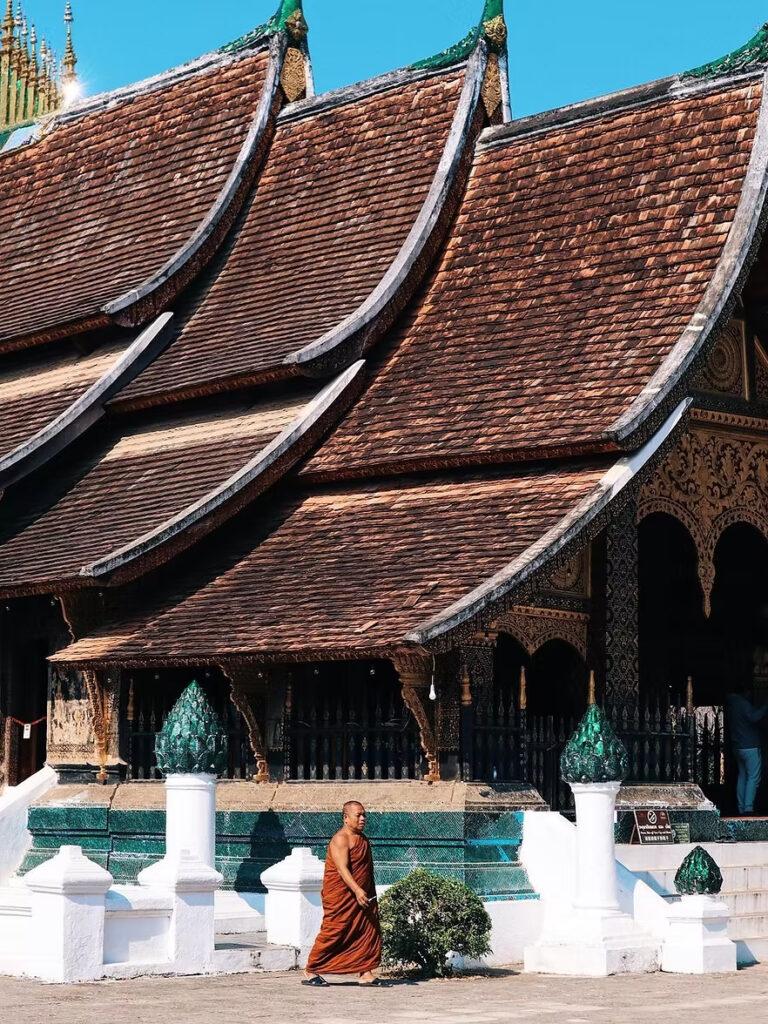 陽光正好 溫度逐漸暖和的早晨漫步在法式風情的主街Sakkaline Road在我心裡不知道感嘆了多少次「我真的太喜歡琅勃拉邦了！ 」後我們走到了這個由湄公河與南坎河交匯形成的半島